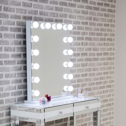 Hollywood Portrait Mirror With LED Lights Hollywood Portrait Mirror With LED Lights
