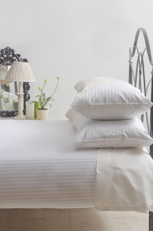 Belledorm Hotel Stripe Double Duvet Set White