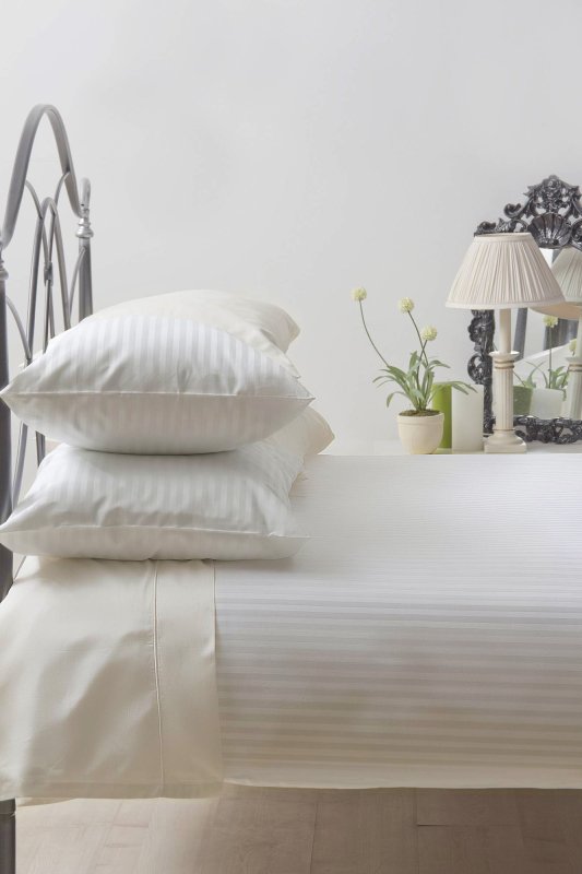 Belledorm Hotel Stripe Double Duvet Set Ivory