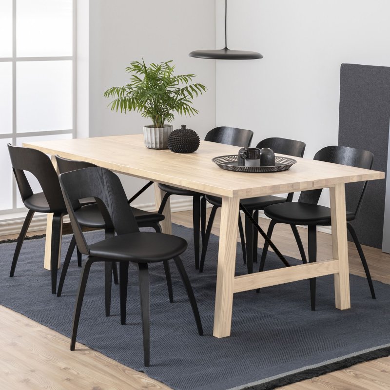 Norso 6-8 Person Oak Extending Dining Table + 4 Hank Chairs Black