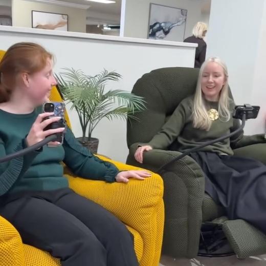 This new arrival is the ultimate lazy chair - the perfect gift this Christmas! 🎄 Available in two...